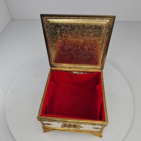 Vintage Gold White Jewelry Box Victorian Lady Reading Brass Metal Velvet - Picture 5 of 9